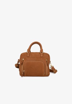 Borsa in pelle marrone con due manici superiori, hardware dorato, tasca anteriore con cerniera e tracolla rimovibile. Texture liscia e design strutturato.