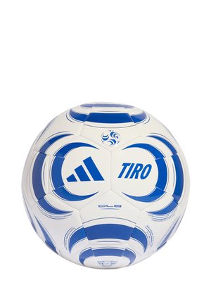 Bílý a modrý fotbalový míč Adidas Tiro s geometrickými vzory a logy uprostřed na bílém pozadí.