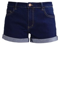 Donkerblauwe denim shorts met opgerolde zomen, sluiting met knopen aan de voorkant en zichtbare gele stikdetails.