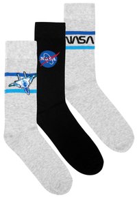 Tre paia di calze: una grigia con strisce blu, una nera con logo NASA e un'altra grigia con dettagli blu. Materiale in cotone misto.