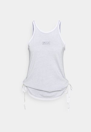 Débardeur gris avec un ourlet légèrement incurvé, un bord blanc, des liens latéraux réglables et une petite étiquette imprimée sur la poitrine. Tissu léger.