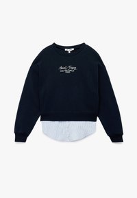 Sudadera azul marino con escote redondo y texto bordado "Saint Tropez", superpuesta a una camisa de rayas azul claro con detalles de botones.
