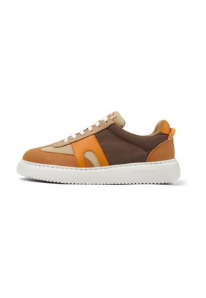 Sneaker marrone e arancione con un mix di pelle e tela, suola bianca spessa e accenti beige. Il design del pannello laterale include intagli.