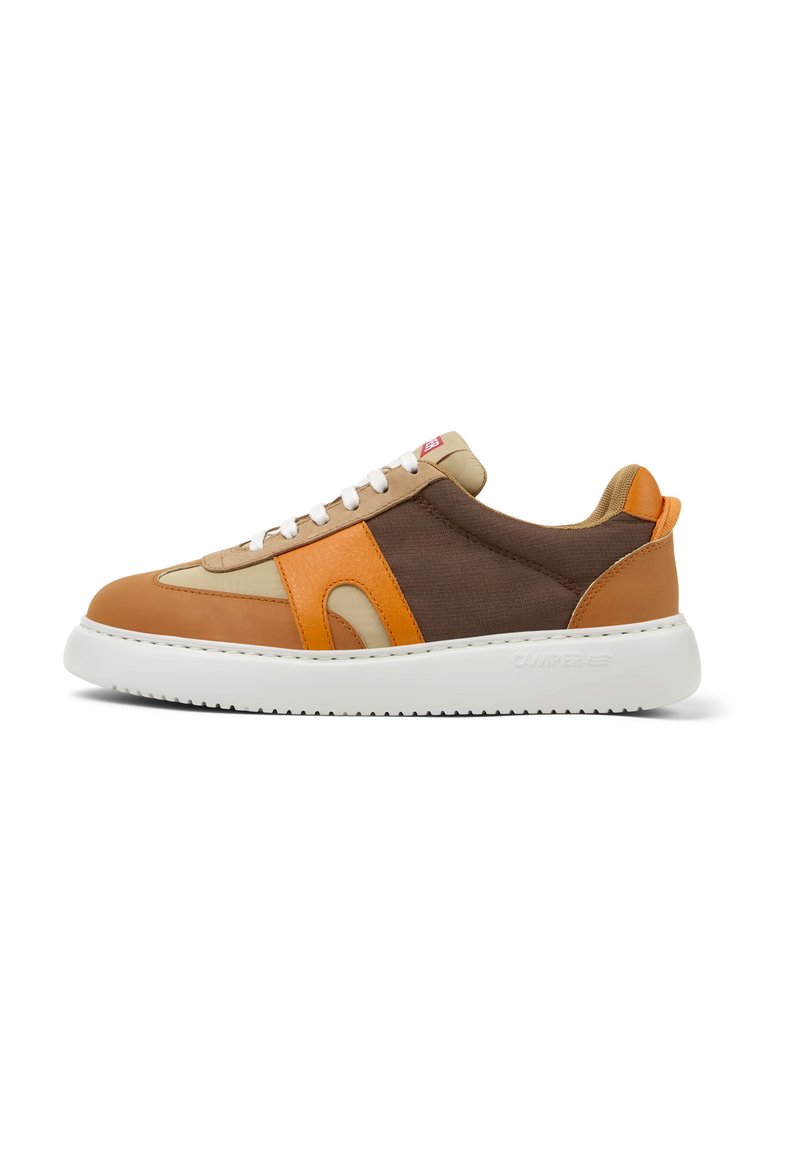 Sneaker marrone e arancione con un mix di pelle e tela, suola bianca spessa e accenti beige. Il design del pannello laterale include intagli.