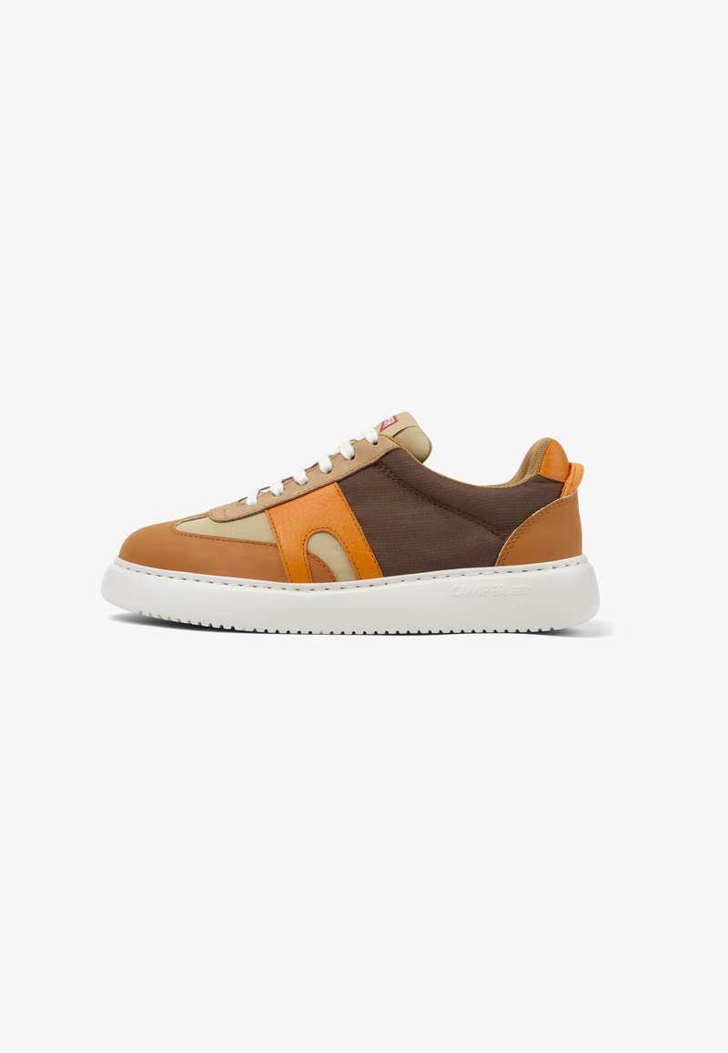 Sneaker marrone e arancione con un mix di pelle e tela, suola bianca spessa e accenti beige. Il design del pannello laterale include intagli.