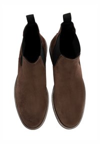 Brązowe zamszowe botki za kostkę z elastycznymi bokami, okrągłymi noskami i teksturowanymi gumowymi podeszwami. Posiadają strukturalne przeszycia wzdłuż krawędzi.