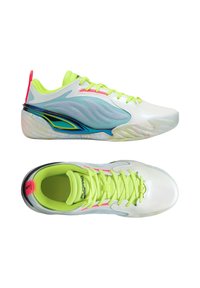 Scarpe sportive bianche con accenti verde neon, parte superiore in mesh e suola multicolore. Presentano un design liscio e strutturato con lacci e logo.