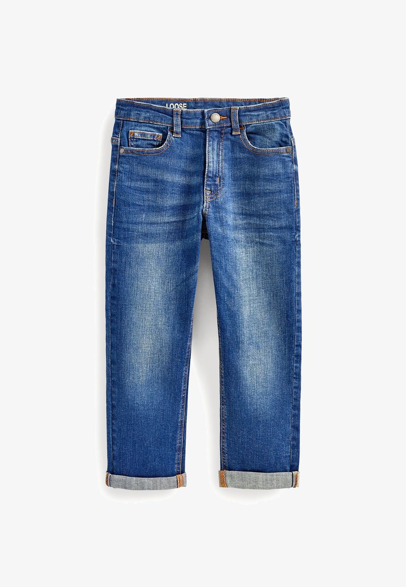 Lahtiste siniste denimiste teksadega, mille pind on veidi kulunud, rullitud pahkluude ja viie tasku kujundusega, oranžide õmblustega aksendid.