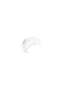 Witte crème of lotion vlek, gladde textuur, met een licht glanzende afwerking, op een effen witte achtergrond.