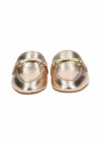 Mocassini metallici color rosé dorato con finitura in pelle liscia, caratterizzati da un accento in catena dorata sulla parte anteriore e un design a punta arrotondata.