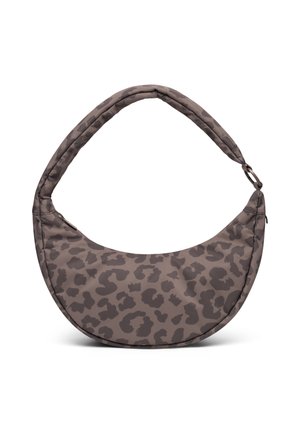 Bolso marrón en forma de media luna con estampado oscuro de leopardo y correa acolchada sobre fondo blanco.