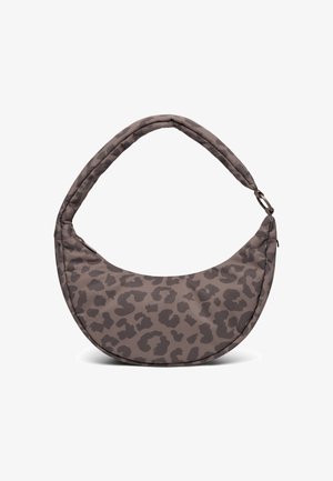 Sac d'épaule marron en forme de croissant avec motif léopard foncé et bandoulière rembourrée sur fond blanc.