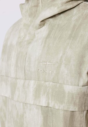 Pullover verde claro, texturizado, con capucha, que presenta un logotipo bordado "PXP" y un diseño delantero en capas. La tela muestra un patrón de tie-dye.