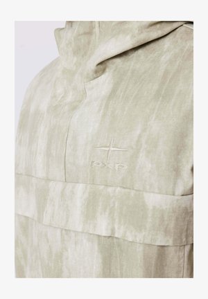 Lichtgroene, getextureerde pullover met capuchon, voorzien van een geborduurd "PXP"-logo en een gelaagd ontwerp aan de voorkant. De stof heeft een tie-dye patroon.