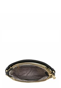 Borsa a tracolla in pelle nera con apertura a zip e Accessori in oro; l'interno presenta una fodera con motivo a logo in beige.