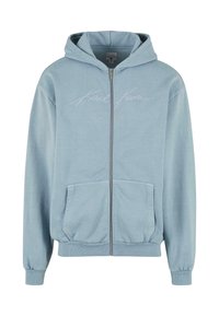 Svetlomodrá mikina na zips s predným vreckom, rebrovanými manžetami a lemovaním, s vyšitým logom "Karl Kani" na hrudi.