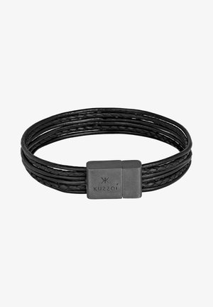 Sort flettet læderarmbånd med flere strenge og en metal spænde med et graveret logo. Teksturfinish og minimalistisk design.
