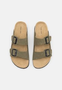 Sandale slide din suede verde măsliniu, cu două catarame negre ajustabile, branț texturat de culoare maronie și talpă din cauciuc negru.