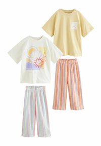 Zwei bedruckte T-Shirts: eines in Creme mit Muschel-Design, eines in Hellgelb mit Tasche, dazu pastellfarbene, gestreifte weit geschnittene Hosen in Blau, Rosa und Gelb.