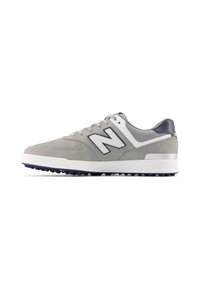 Sneaker in suede grigia con dettagli bianchi e blu navy. Presenta un colletto imbottito, una chiusura con lacci e una suola in gomma testurizzata per offrire aderenza. Design classico.