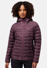 Giacca isolante color mogano con trapuntatura orizzontale, colletto alto e zip completa. Caratteristiche includono un cappuccio e logo sul petto. Tessuto liscio.