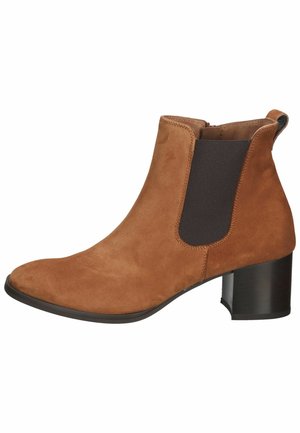 Botte chelsea en suède marron avec un bout rond, des panneaux élastiques sur les côtés et un talon carré noir. Elle présente une finition lisse et des détails de couture minimaux.
