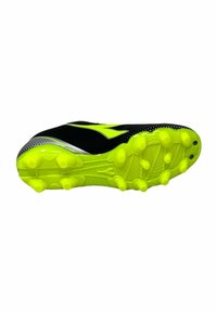 Scarpe da calcio nere con un design elegante, caratterizzate da una suola e dettagli giallo brillante, realizzate in materiale sintetico con tacchetti modellati per una migliore aderenza.
