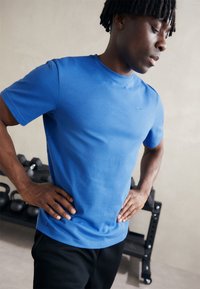 Nike Performance PRIMARY - Spordi T-särk - star blue