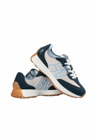 Granatowe i jasnoniebieskie buty sportowe z zamszowej i siateczkowej cholewki, białymi sznurówkami, wyściełaną podeszwą i teksturowaną gumową podeszwą zewnętrzną.