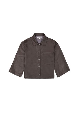 Chaqueta de camisa recortada de cuero marrón oscuro con cuello, botones en la parte delantera y un solo bolsillo en el pecho; textura suave y mangas de ¾ de longitud.