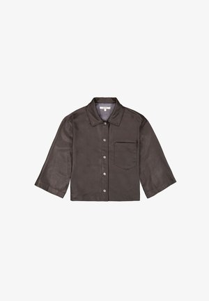 Chaqueta de camisa recortada de cuero marrón oscuro con cuello, botones en la parte delantera y un solo bolsillo en el pecho; textura suave y mangas de ¾ de longitud.