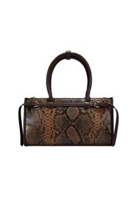 Bolso de mano de piel de serpiente marrón con asas de cuero suave, forma rectangular, cierre de cremallera y acentos negros; presenta un patrón texturizado.
