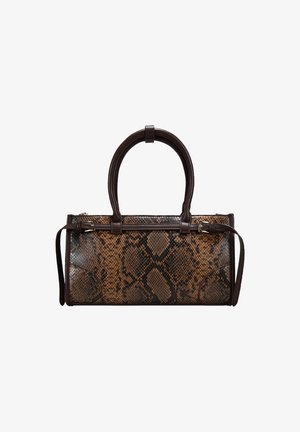 Bolso de mano de piel de serpiente marrón con asas de cuero suave, forma rectangular, cierre de cremallera y acentos negros; presenta un patrón texturizado.