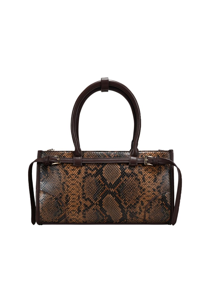 Bolso de mano de piel de serpiente marrón con asas de cuero suave, forma rectangular, cierre de cremallera y acentos negros; presenta un patrón texturizado.