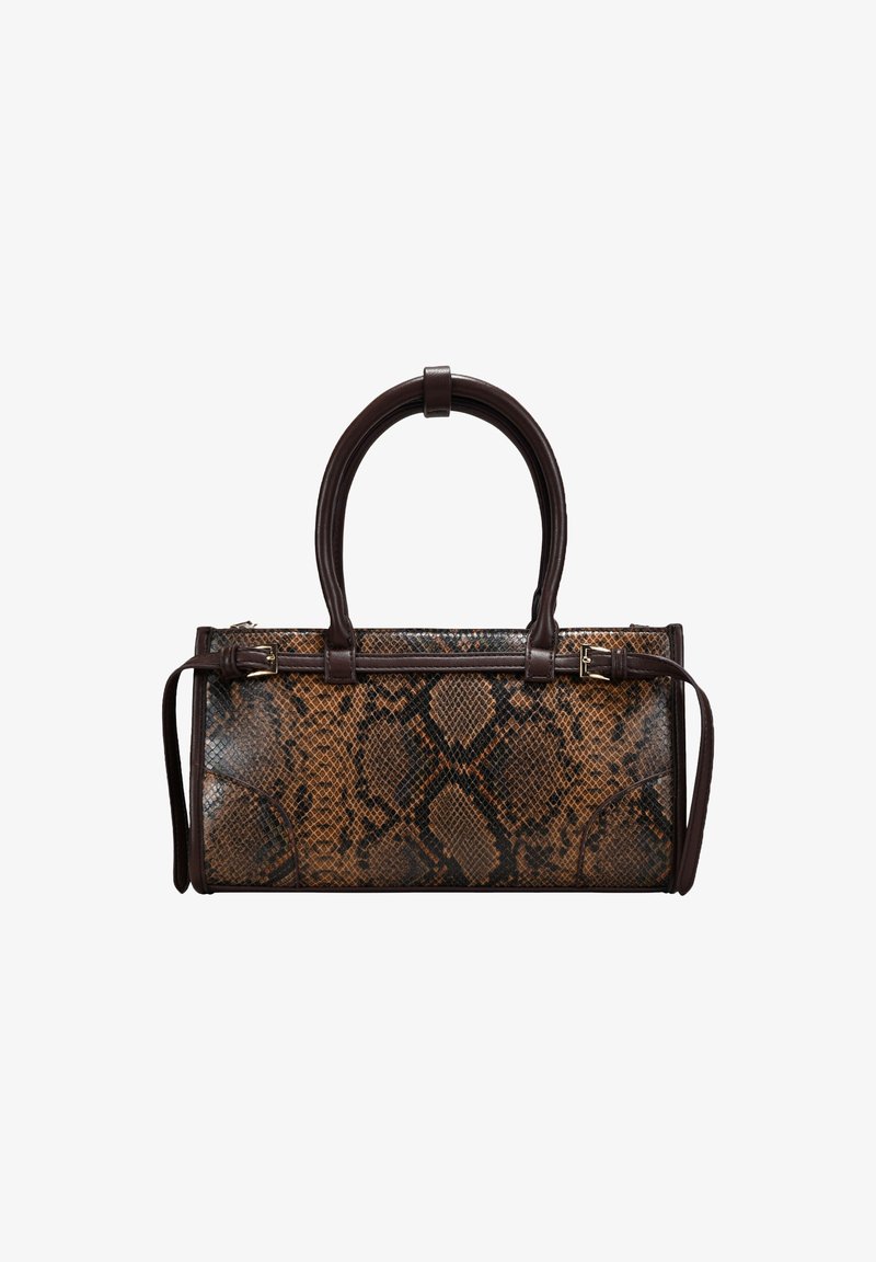 Bolso de mano de piel de serpiente marrón con asas de cuero suave, forma rectangular, cierre de cremallera y acentos negros; presenta un patrón texturizado.