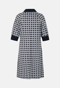 Königsblaues und weißes kurzärmliges Kleid mit geometrischem Muster, einem Polo-Kragen und gerippten Bündchen. Fließendes Design, knielang.