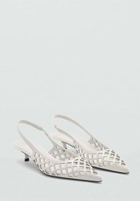 Valkoiset slingback-kengät, joissa on terävä kärki, leikkauksena ruudukkomalli ja matala korko. Valmistettu sileästä materiaalista, jossa on matta pinta.