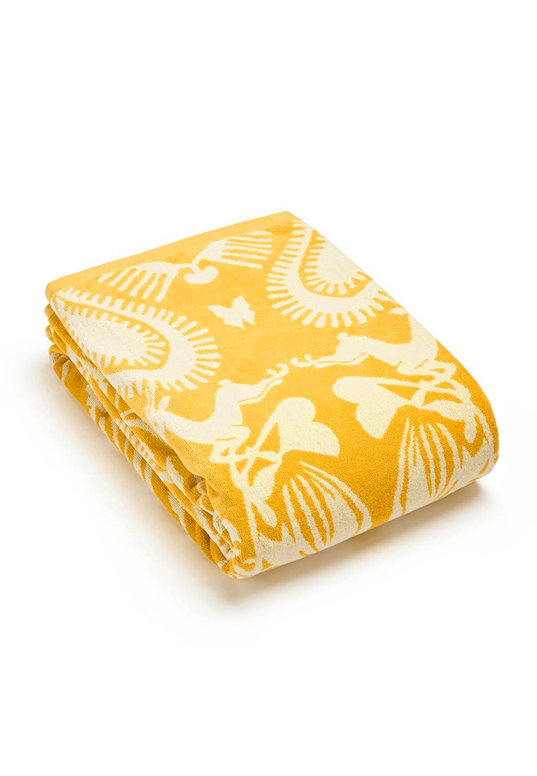 Manta de forro amarillo con patrón floral y paisley en blanco, textura suave, doblada cuidadosamente con un acabado liso y bordes redondeados.