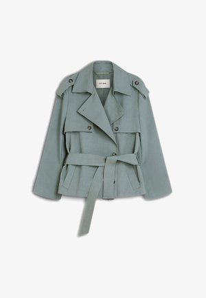 Hellgrüner Trenchcoat mit Gürtel, weitem Revers, Schulterklappen, vorderer Klappe und Knopfdetails, flach auf weißem Hintergrund liegend.