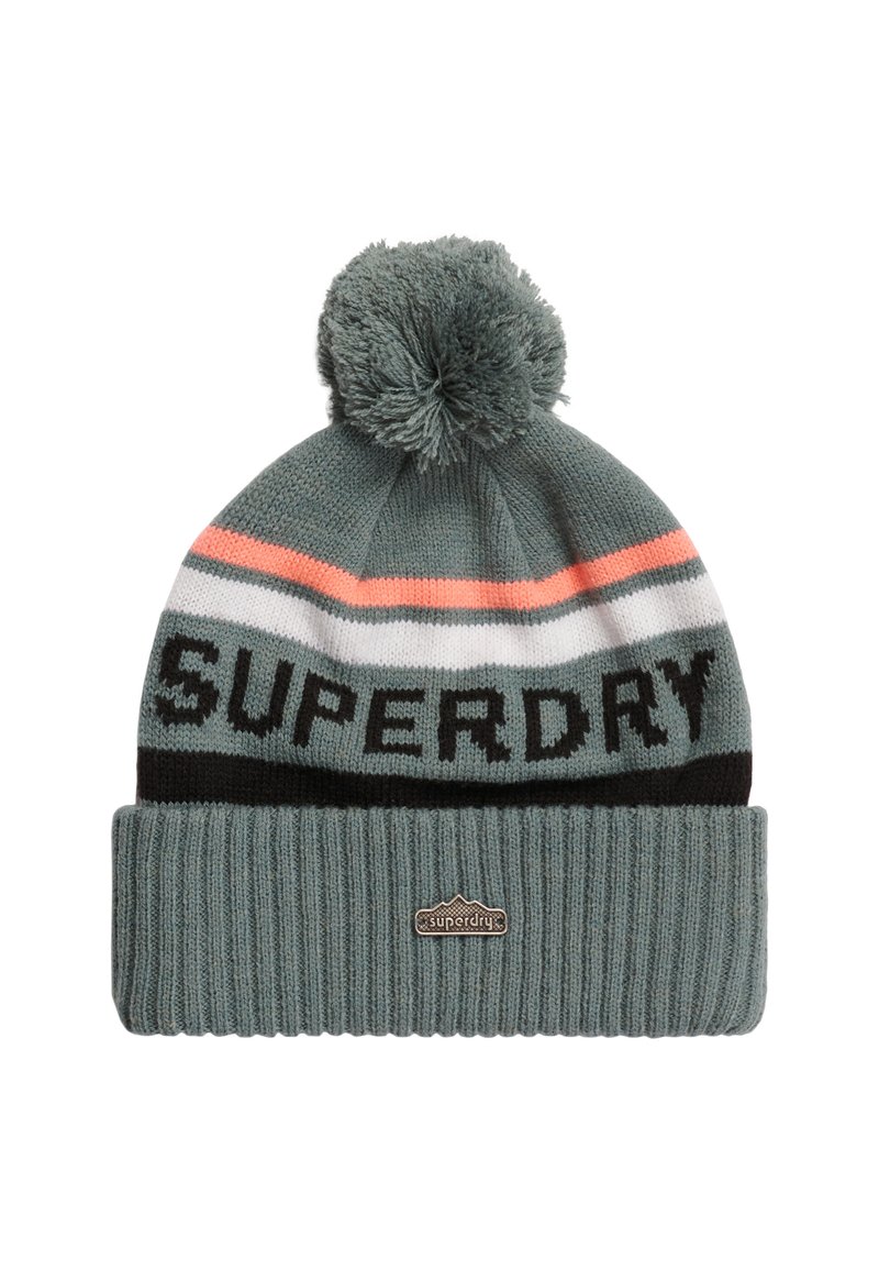Dzianinowa czapka w kolorze teal z pomponem na czubku. Posiada poziome paski w kolorze koralowym, białym i czarnym. Wyróżniające się logo "SUPERDRY" w grubym czarnym fontzie.