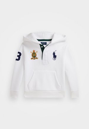 Sudadera blanca con un diseño ajustado, textura suave y bolsillo canguro. Presenta un logo bordado en azul marino, el número "3" en una manga y acentos en verde.