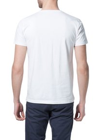 Hvid kortærmet t-shirt lavet af bomuld, med rund halsudskæring og en glat tekstur, uden synlige logoer eller mønstre.