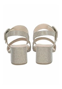 Sandali con tacco e tomaia glitterata oro, caratterizzati da ampie cinghie incrociate, una cinghia alla caviglia con fibbia e un tacco a blocco texturizzato.