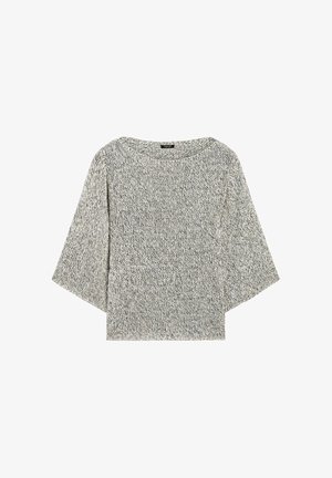 Grijs-wit gemêleerde gebreide trui met brede driekwartmouwen en een ronde hals, plat liggend op een witte achtergrond.