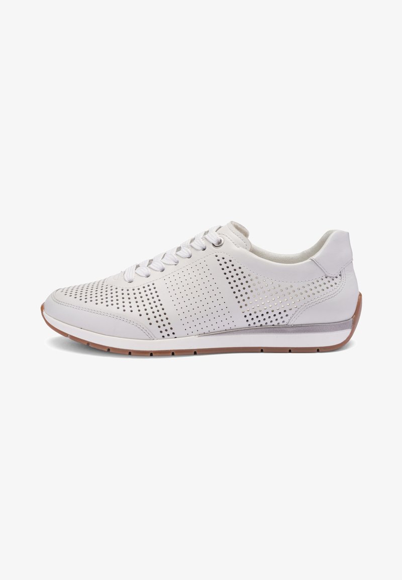 Biały niski sneaker z perforowanymi bocznymi panelami, białymi sznurówkami, wyściełanym kołnierzem i brązową gumową podeszwą.