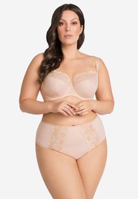 Sostén beige de encaje con diseño de aros que presenta patrones florales y tirantes ajustables, combinado con bragas de talle alto con detalles de encaje.