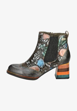 Leder-Ankle-Boot mit einem floralen Druck in verschiedenen Farben. Verfügt über elastische Seitenpaneele und einen gestreiften Blockabsatz in mehreren Farbtönen.