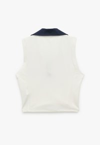 Mouwloos wit crop top met een contrasterende donkerblauwe kraag, getoond vanaf de achterkant op een witte achtergrond.