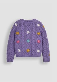 Lila stickad tröja med flätmönster och broderade blommor i gult, vitt, rosa och blått. Ribbstickade muddar och fåll.