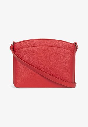 Borsa a spalla in pelle rossa con una finitura testurizzata, caratterizzata da una parte superiore curva, tracolla regolabile e design minimalista. Forma rettangolare compatta.